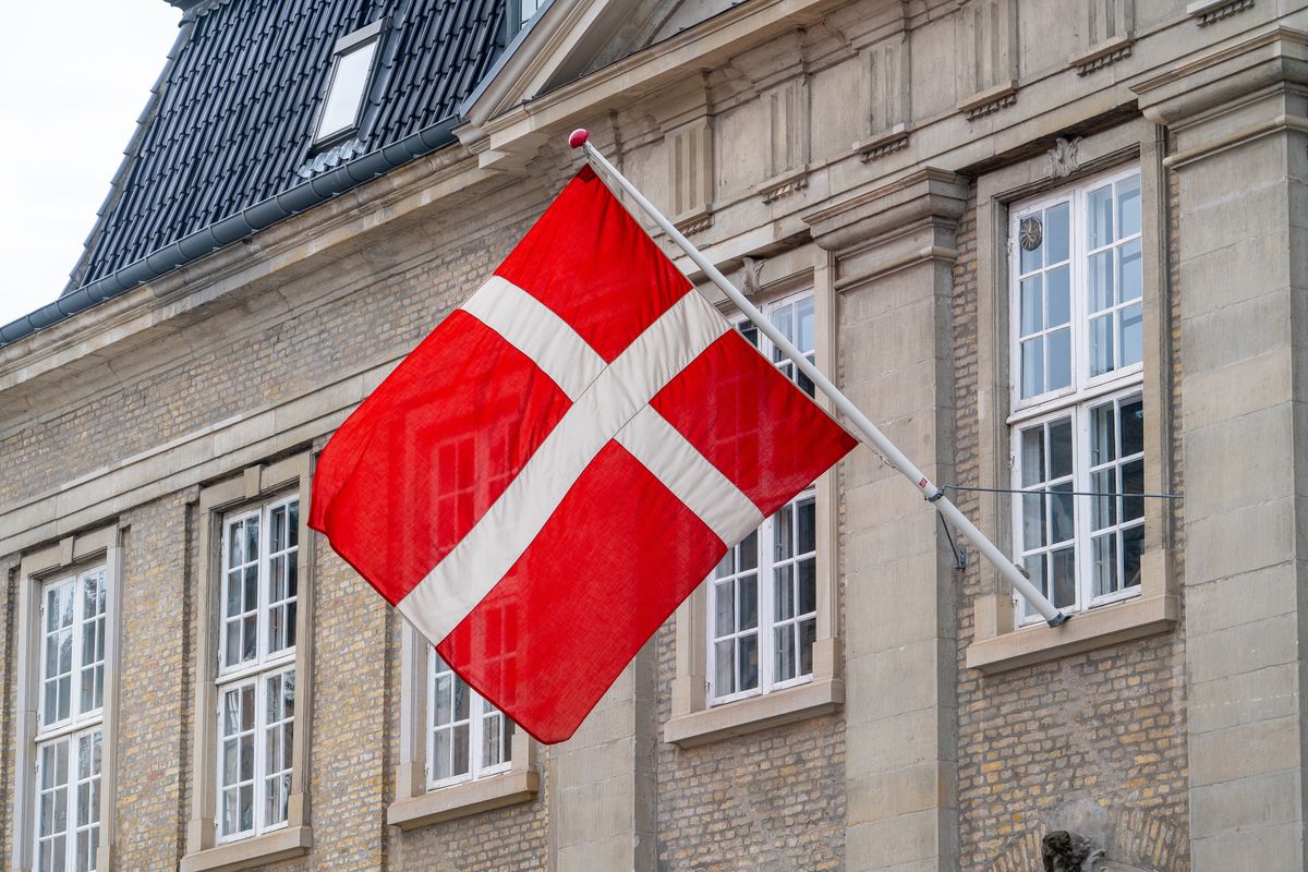 Denmark,Nation,Flag,On,Top,Of,Building Grönland és a dollár aggályok: dán nyugdíjalapok újragondolják amerikai befektetéseiket