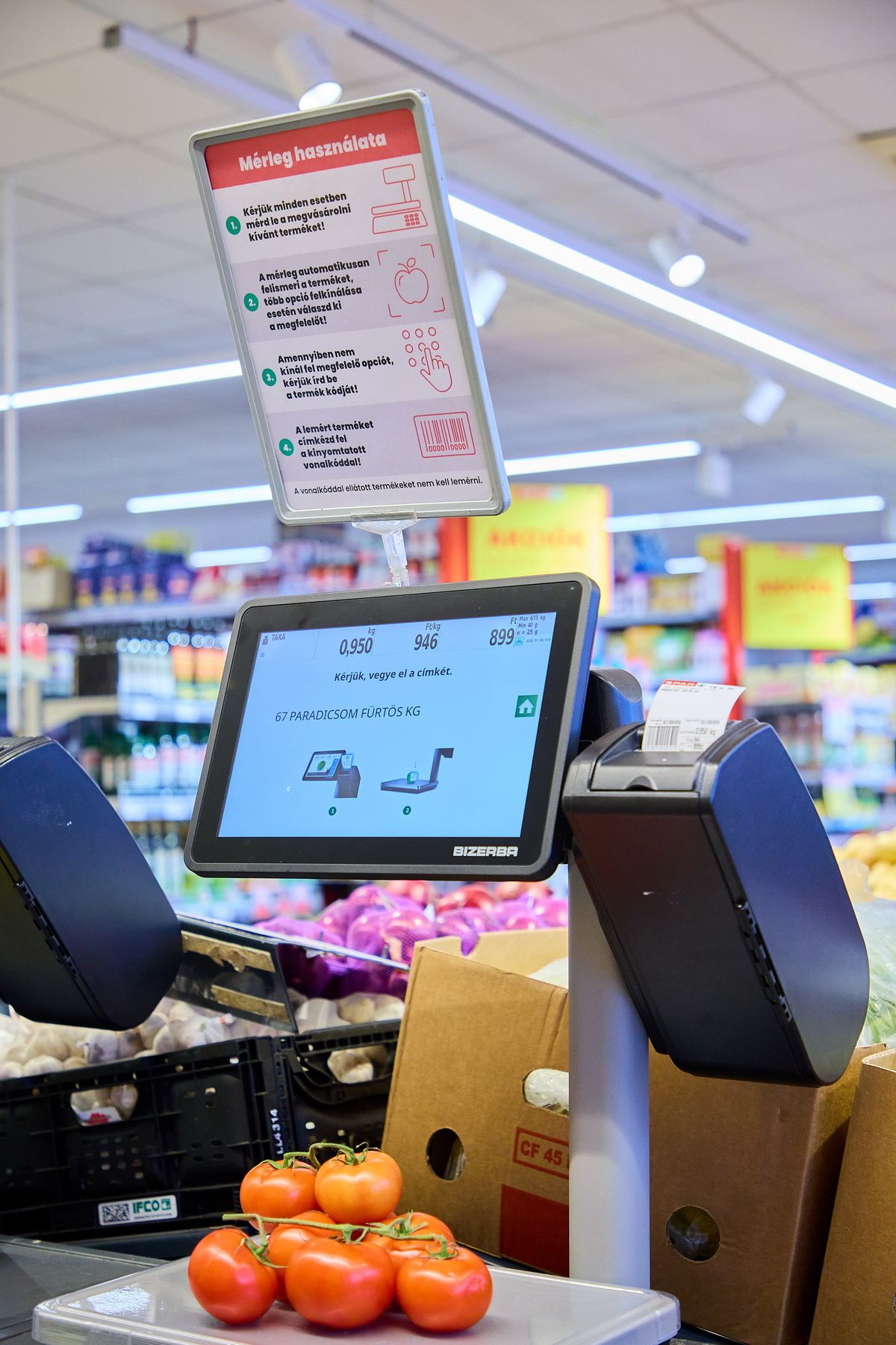 A SPAR Magyarország egy tatabányai tesztüzletében új, kamerával felszerelt, mesterséges intelligenciát (MI) alkalmazó mérleget vezetett be a zöldség-gyümölcs osztályon. Fotó: SPAR