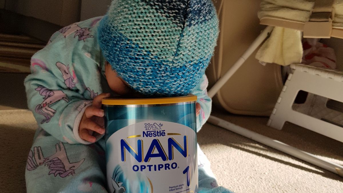 Újabb botrány a világ legnagyobb élelmiszercégénél: méreganyag gyanúja miatt kellett bébiételeket visszahívni – több ország is érintett