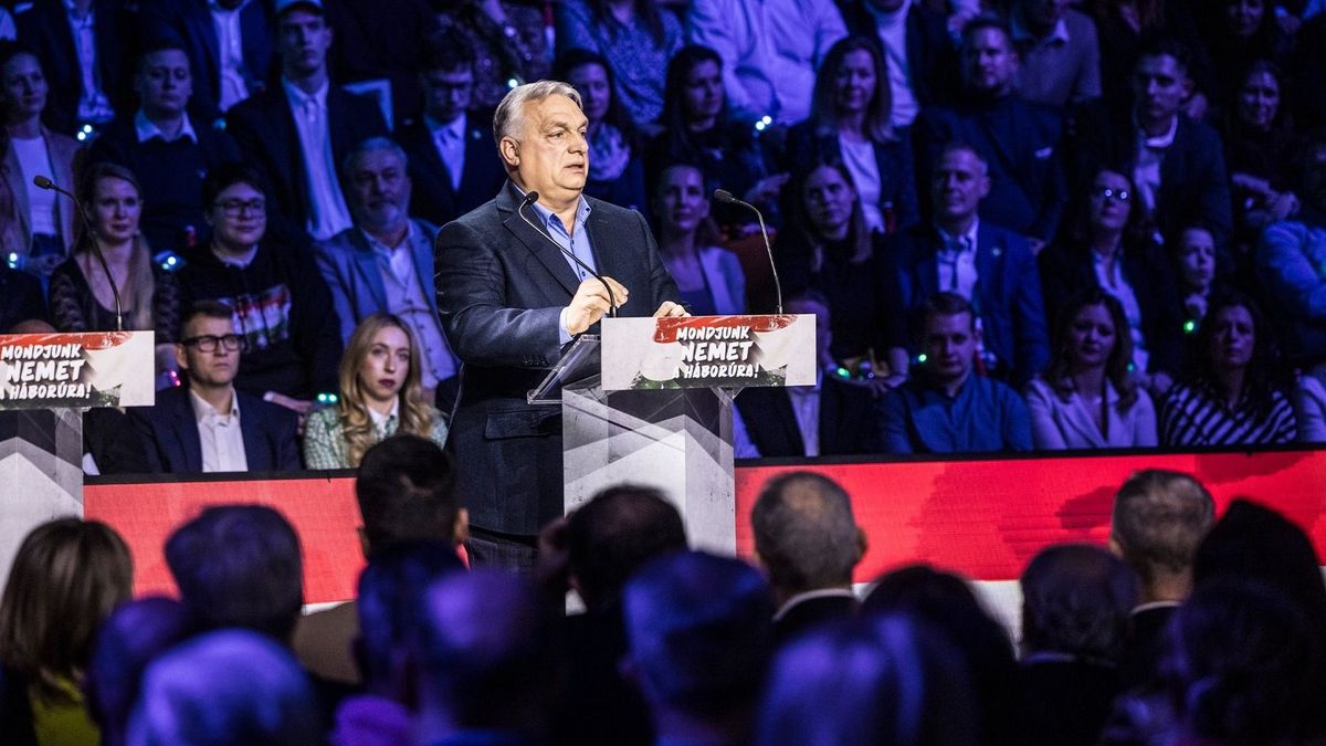 Orbán Viktor bejelentéseket tesz a háborúellenes nagygyűlésen 