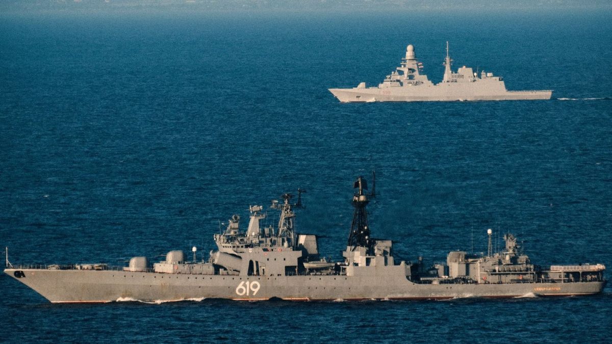 Rendkívüli helyzet a Földközi-tengeren: farkasszemet néz egymással egy orosz romboló és egy NATO-hadihajó – felküldték a légierő speciális repülőjét 