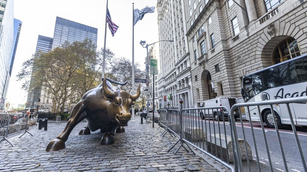 The Charging Bull Sculpture In Lower Manhattan New York City , short , long