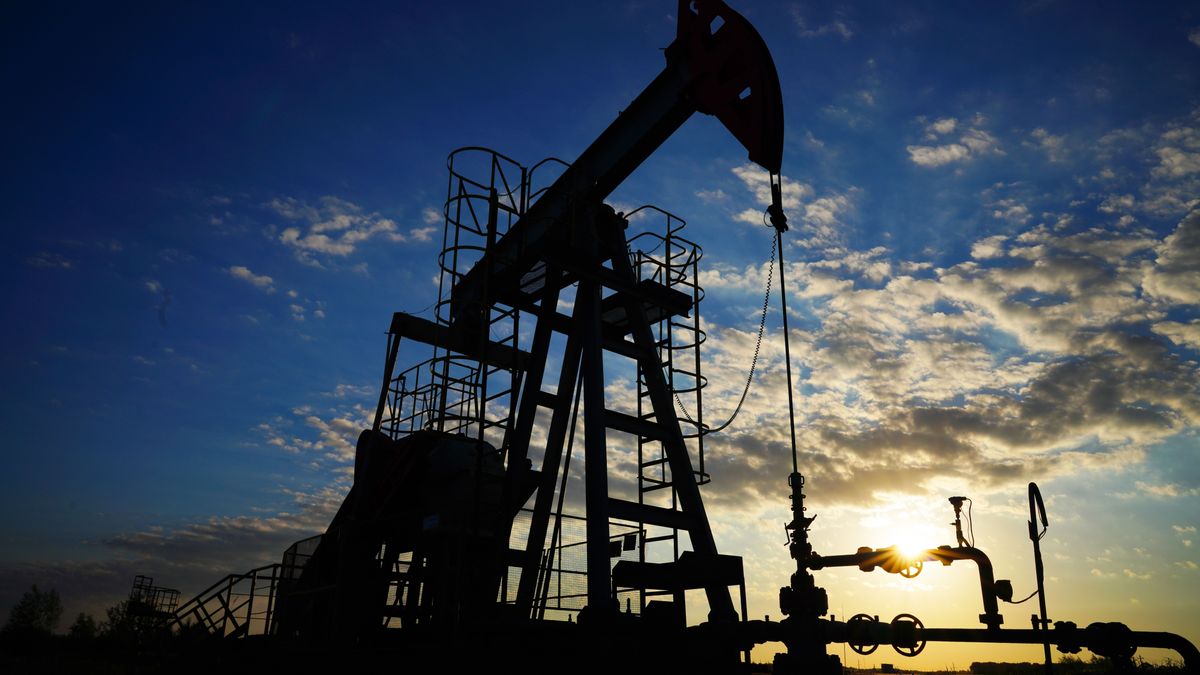 Pumpjack,In,Oil,Well,Of,Oil,Field,On,Sunset,In olaj