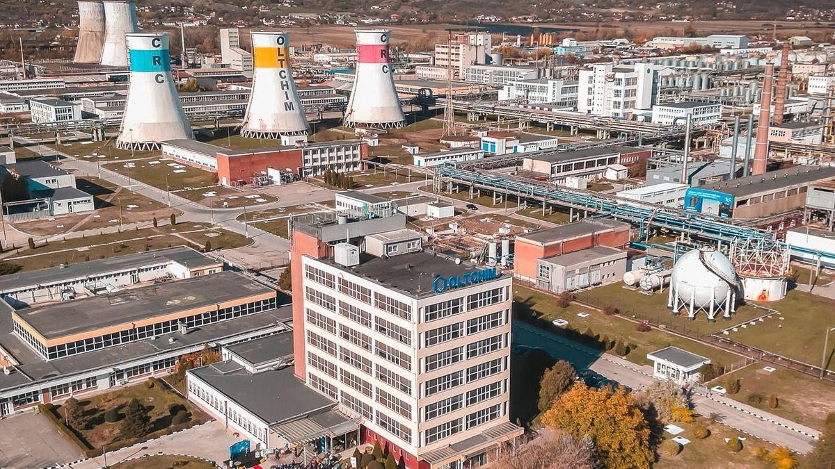 Románia teljes sokkban: egyszerre 1200 embert rúg ki a legnagyobb vegyipari gyár, kiborult a kormányra – nem bírja már fizetni az energiát 