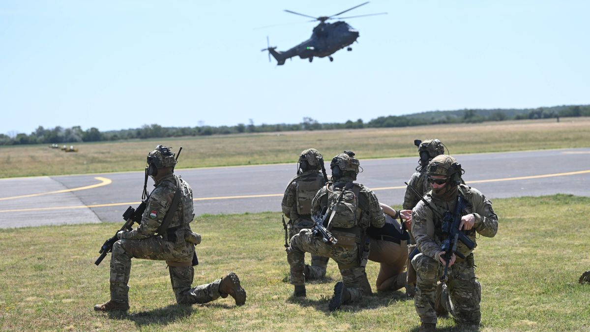 Kiállt a honvédelmi miniszter a nyilvánosság elé, azonnal megkezdték végrehajtani Orbán Viktor parancsát: érkeznek a katonák az ország több pontjára, a magyarok megértését kérik – videó 