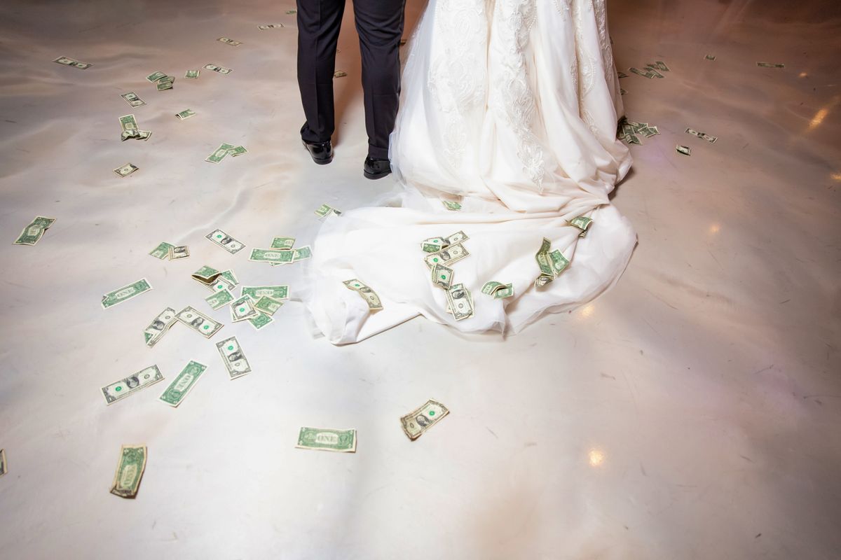 Bride,And,Groom,First,Dance.,Money,Is,On,A,Floor esküvő ajándék pénz nászajándék menyasszonytánc