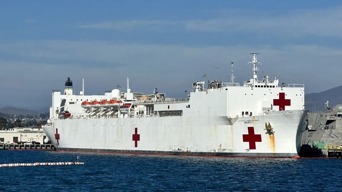 Egyelőre nem Grönland irányába halad az amerikai ezerágyas úszó ispotály 