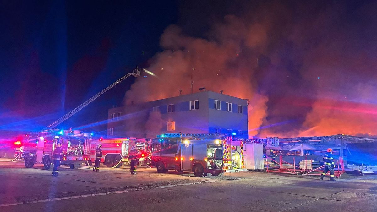 Terrortámadás Csehországban: lángokba borult a kulcsfontosságú fegyvergyár - videó