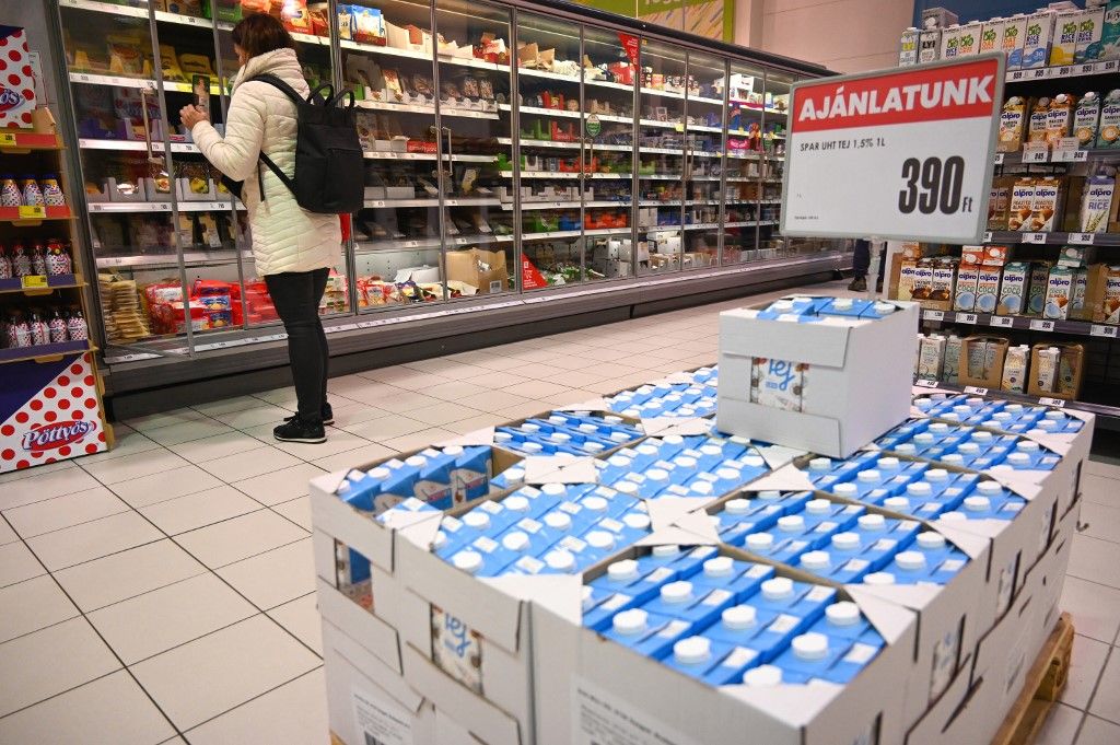 Instauration d'une nouvelle mesure pour lutter contre l'inflation, au plus haut dans l'UE Elárasztotta a külföldi tej a magyarországi boltokat, fellázadtak a gazdák: április 1-től nagy változás jöhet a polcokon