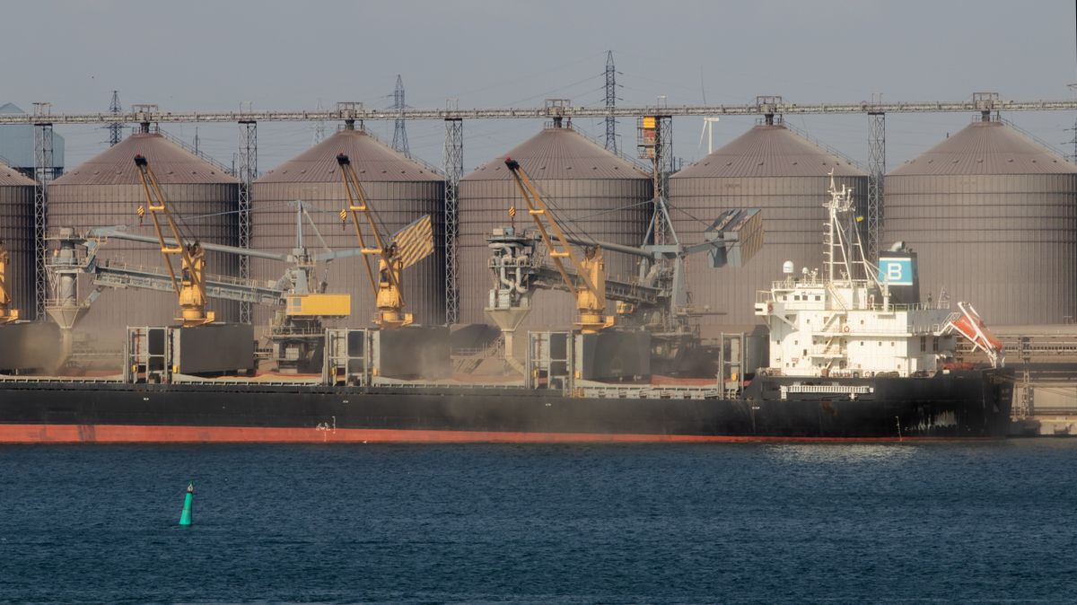 kereskedelmi,Odessa,,Ukraine,-,August,09,,2021:,Loading,Grain,Into,Holds