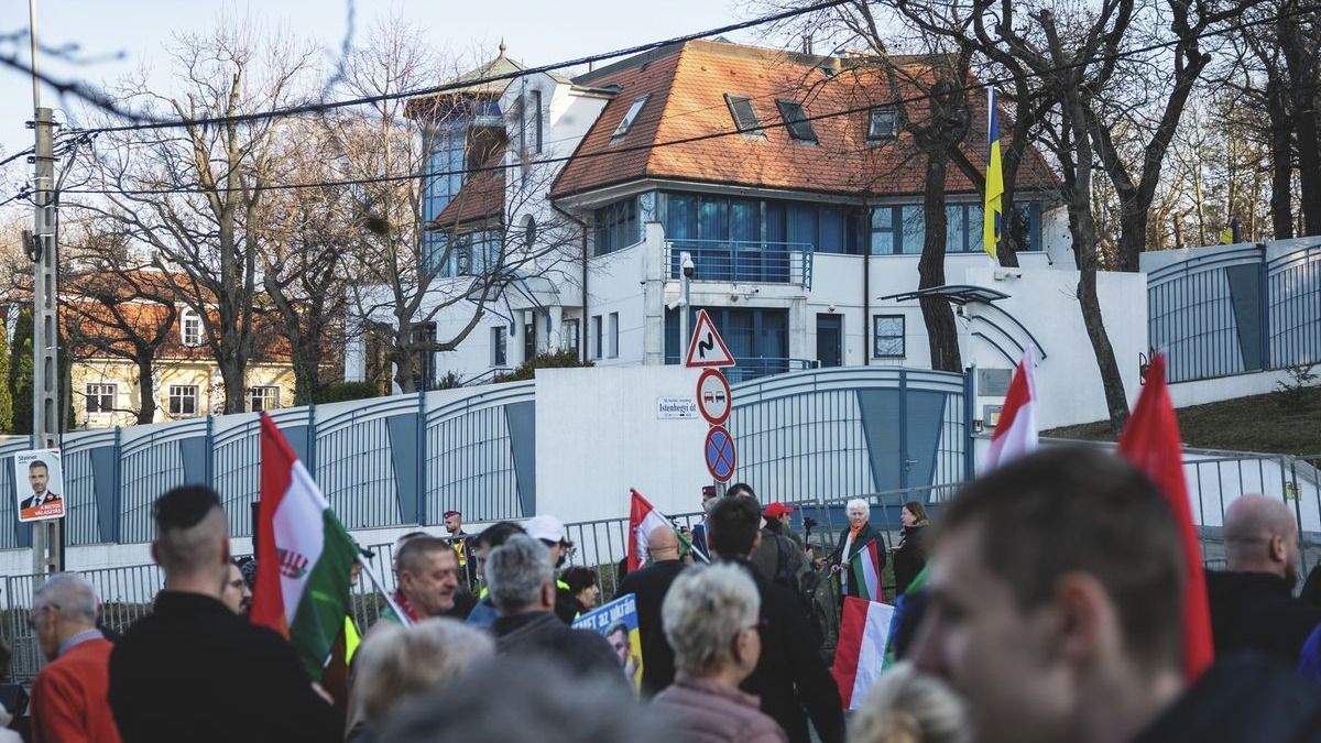 Zelenszkij megfenyegette Magyarországot, több százan vonultak a nagykövetség elé: Ukrajna nem szólhat bele a a magyar választásokba 