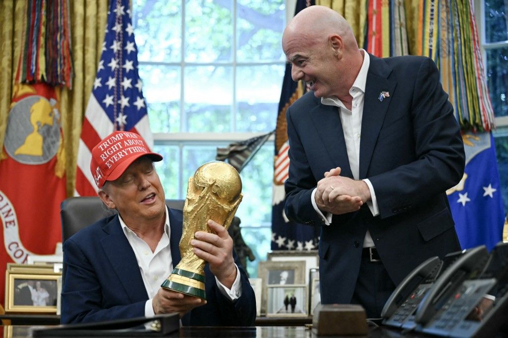 President Donald Trump makes an announcement from the Oval Office világbajnokság futball labdarúgás foci kupa