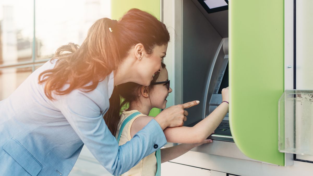 gyerek,Young,Mother,Elegantly,Dressed,With,Her,Daughter,Using,Atm,Machine
