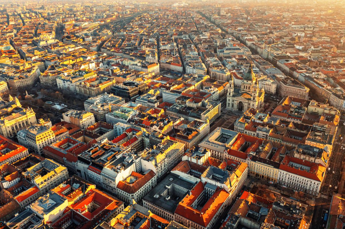 View,Of,The,Residential,Districts,Of,Budapest,At,Sunset.,The Erősödik a nagyvárosi kiköltözés: a 25-30 km-es agglomerációs sávban robban a lakosságnövekedés