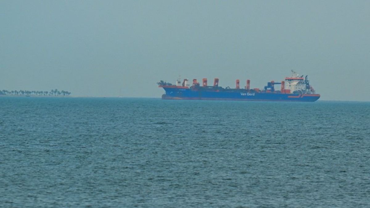 Valami egészen különös dolog történik a Hormuzi-szorosoban: fellázadt az orosz olajat szállító milliárdos, beküldte az iráni rakéták keresztüzébe a tankhajóit – óriási kaszálhat, ha túléli 