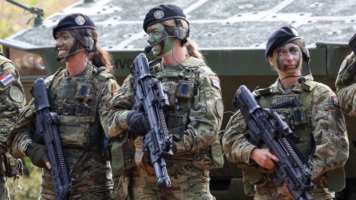 Nagy a hazafiasság Magyarország szomszédságában: a kormányt is meglepte, milyen sokan jelentkeztek katonai kiképzésre 