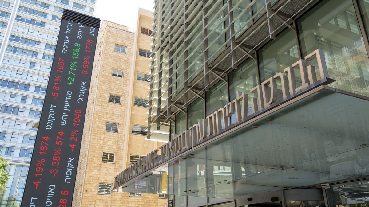 Bezuhantak a részvénypiacok, de a tel-avivi tőzsde szárnyal  – optimisták a befektetők,  jót tesz Izraelnek egy gyenge Irán 