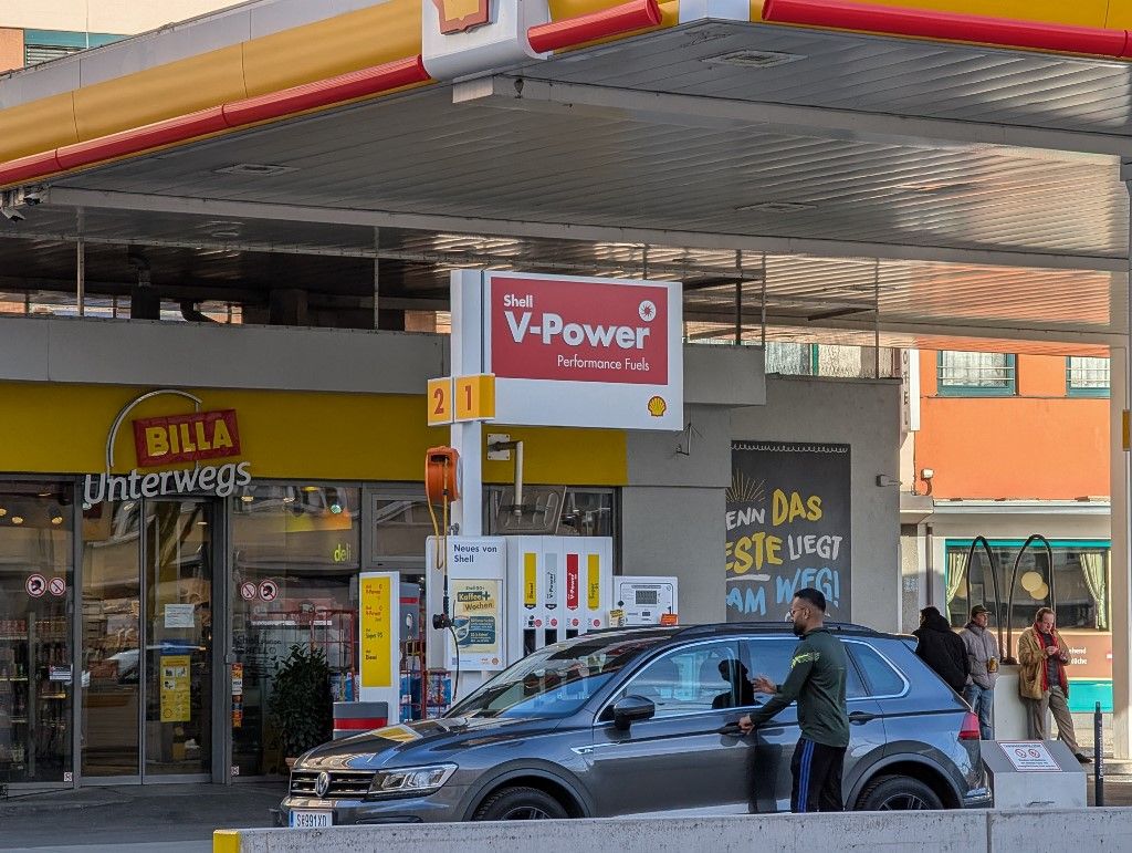 Shell Filling Station In Salzburg Magyarország után Ausztria is lépett az elszabadult üzemanyagárak ellen