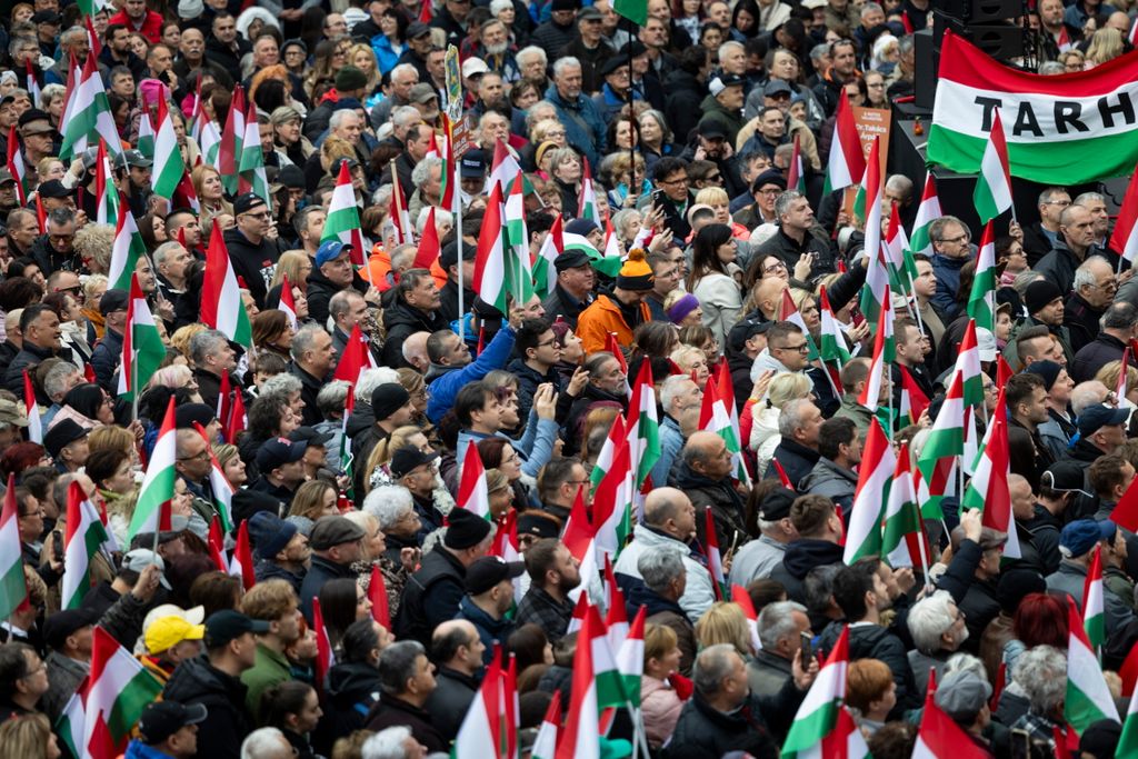 Hatalmas tömeg fogadta Orbán Viktort Békéscsabán
