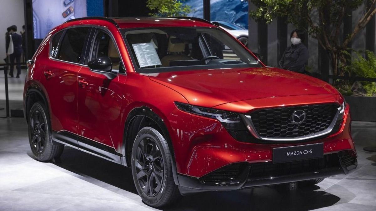 A Mazda elhagyta az orosz piacot az ajtón, most visszatették az ablakon át – autók tízezreit csempészik be, elvesztette a kontrollt a japán gyár