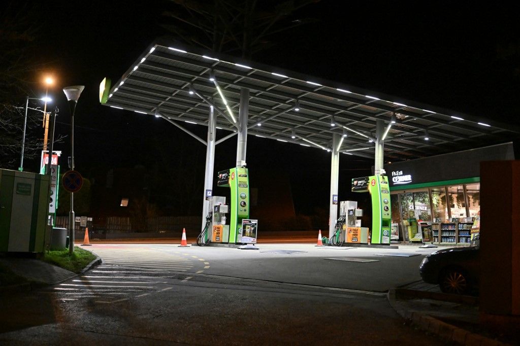 Így változnak az üzemanyagárak éjféltől – a kormány bejelentette a védett árt, ennyibe kerül a benzin és dízel