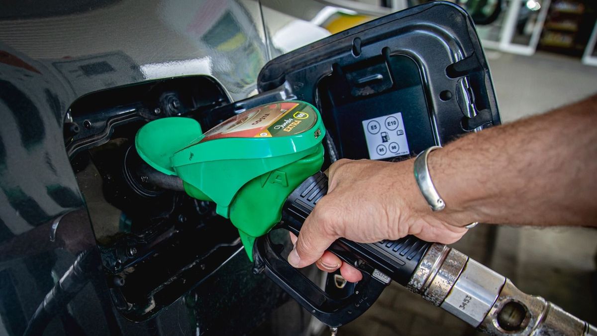 Reagált a kormány az üzemanyagár-robbanásra – készletfelszabadítás, adócsökkentés és árplafon jön, mutatjuk az európai ár-összehasonlítást 