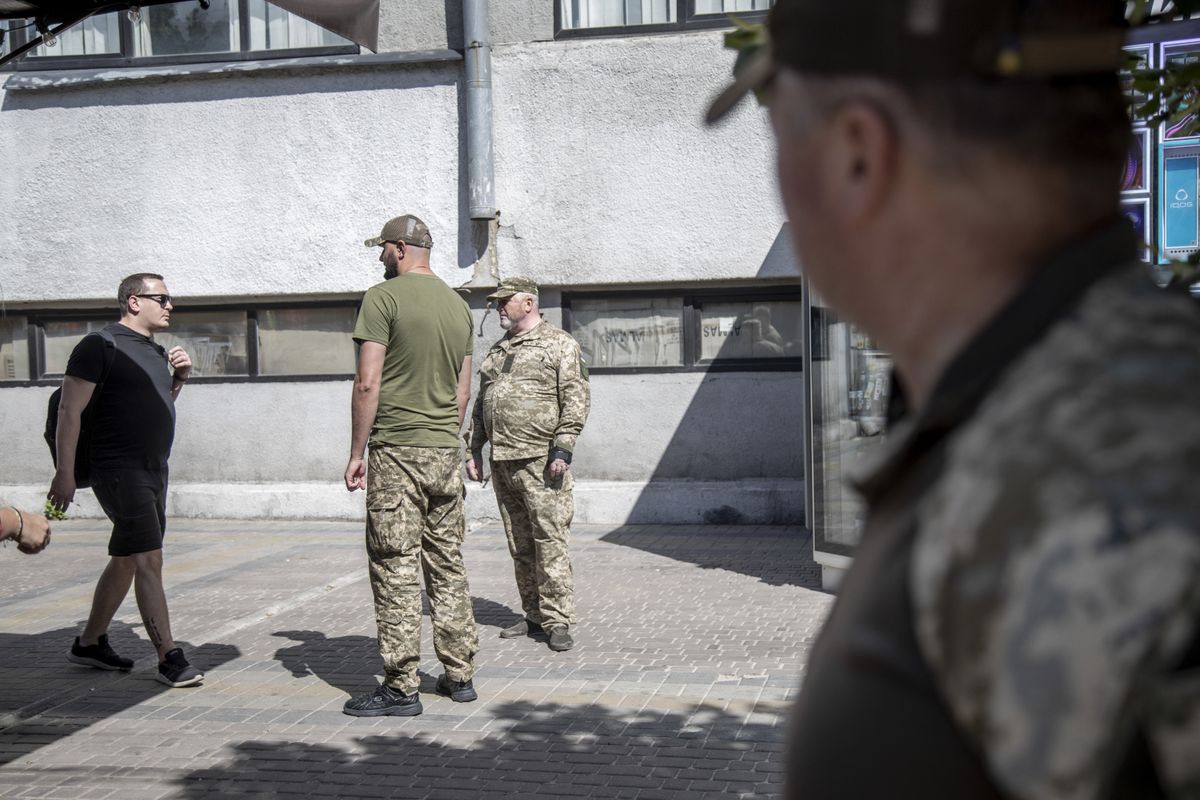 Orosz-ukrán háború Ukrainian Army scouts for men on fighting age in Kharkiv ukrán toborzás