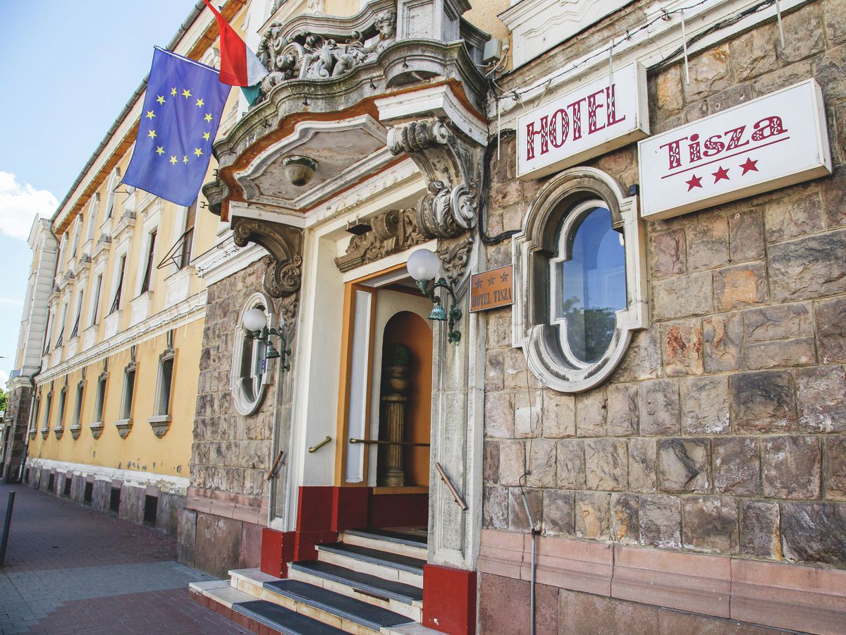 Elárverezik a korábban Szolnok nevezetességének tartott, 1928-ban épült Tisza Szálló és Gyógyfürdőt. 