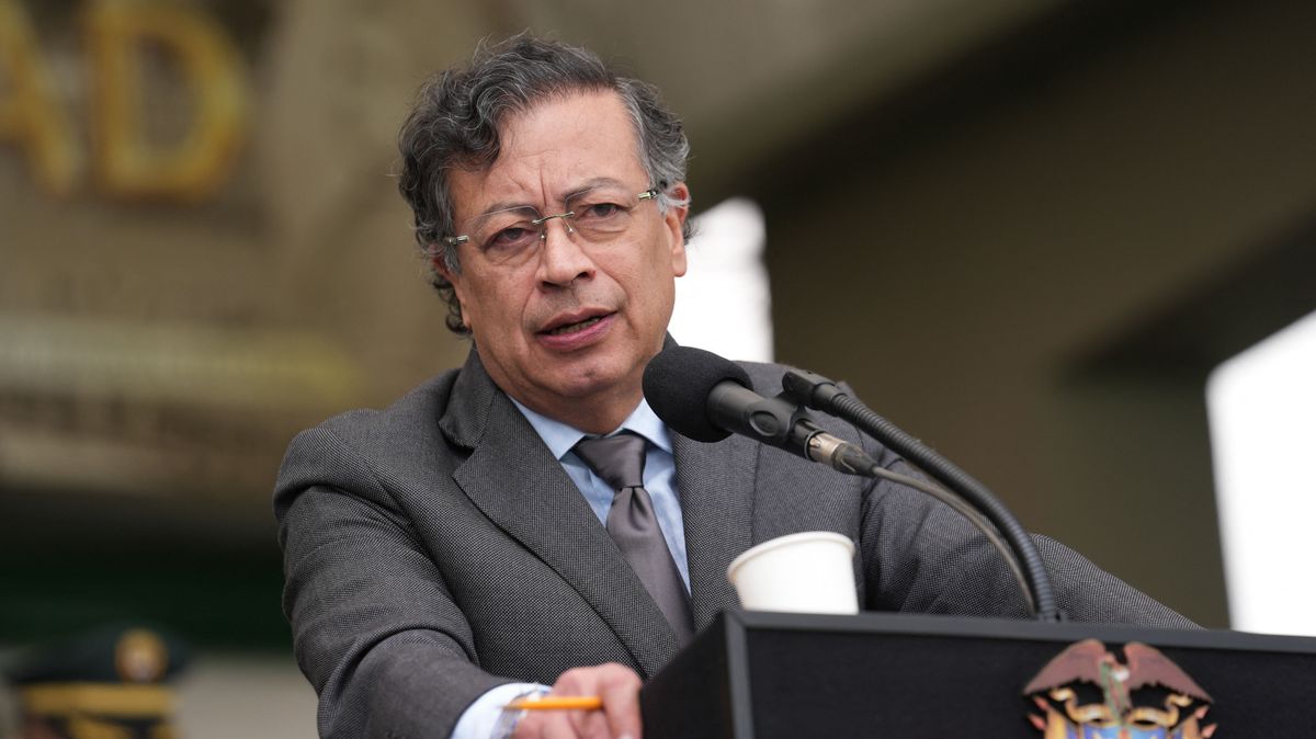 Colombian President Leads Troop Recognition Ceremony for New Defense Minister kolumbia