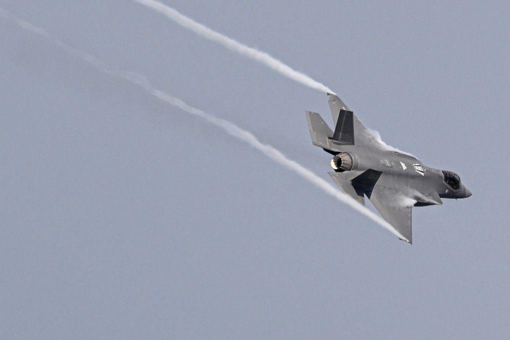 F35-A vadászgép repülő Svájc