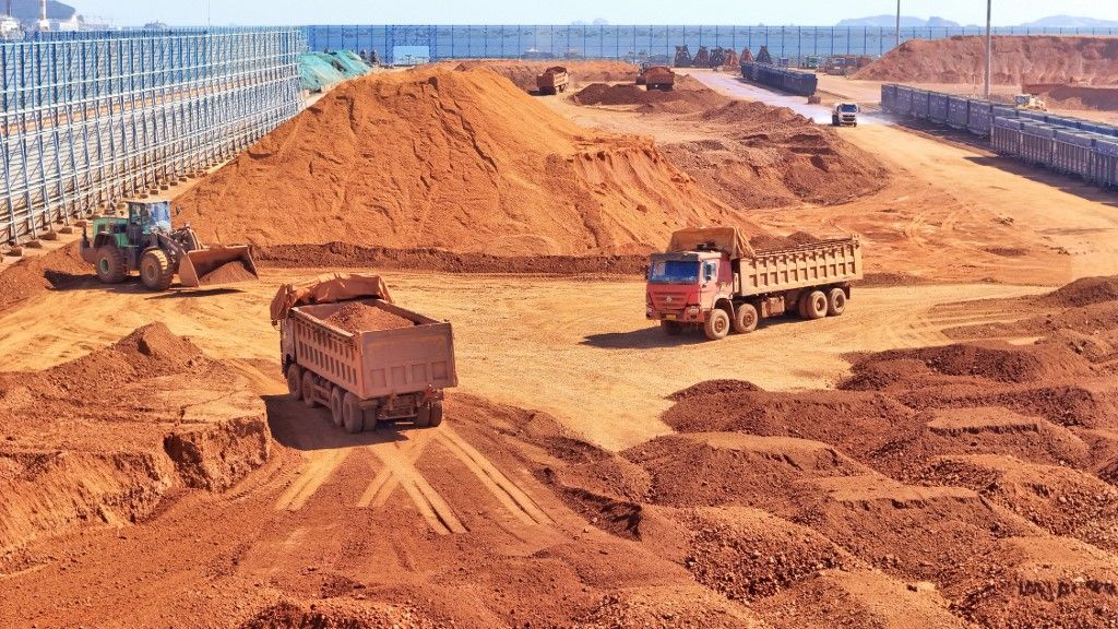 Az alumínium bauxitból lesz, és ha a nyersanyag érkezik is, az előállításához kell működő kohó, ami szállítani is tudja a termékeit