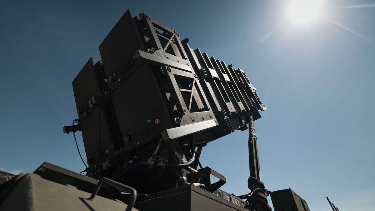 Óriási gyárépítés kezdődik: Magyarországon jön létre Közép-Európa legnagyobb katonai járműgyártó központja – Győrben szerelik teherautókra az amerikai HIMARS rakétákat 