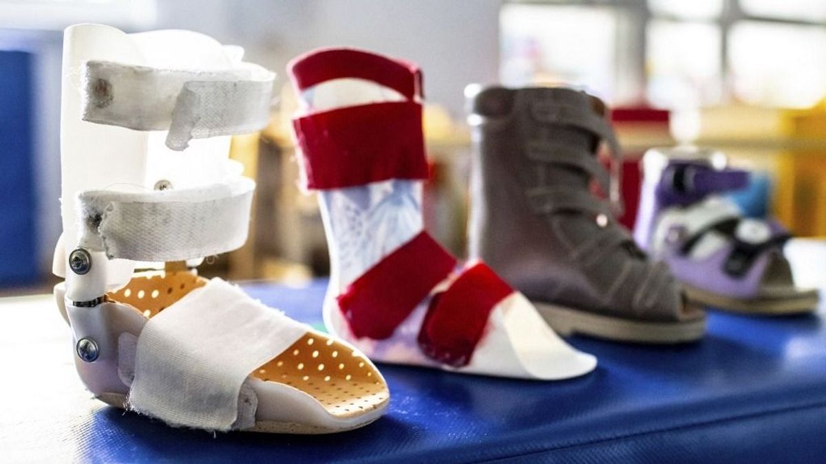 Sokmilliárdos kárt okozott az ortopédcipő-maffia: rengeteg gyanúsított, költségvetési csalás, több száz vesztegetési ügy a vádiratban 