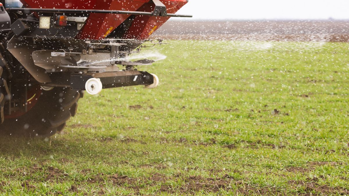 Kevés és drága a műtrágya: az iráni háború miatt a gazdák világszerte újragondolják vetési döntéseiket / Tractor,Spreading,Artificial,Fertilizers.,Transport,,Agricultural.