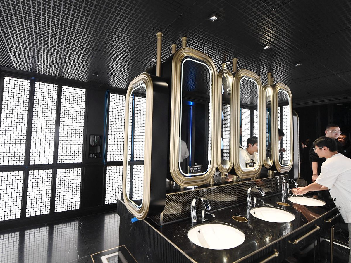 Luxuriously decorated toilets at Nanjing's Deji Plaza attract people