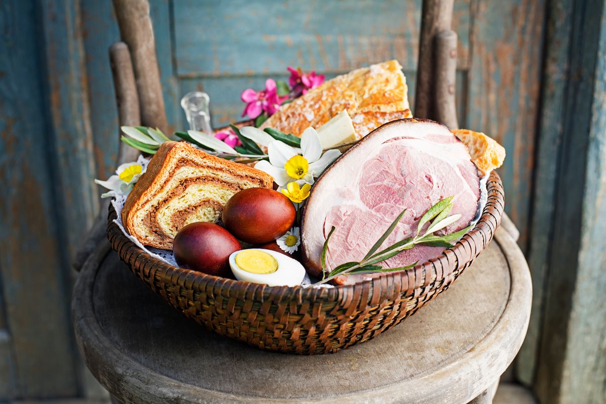 Easter,Traditional,Food,With,Ham,,Eggs,And,Bread,In,Basket. hús