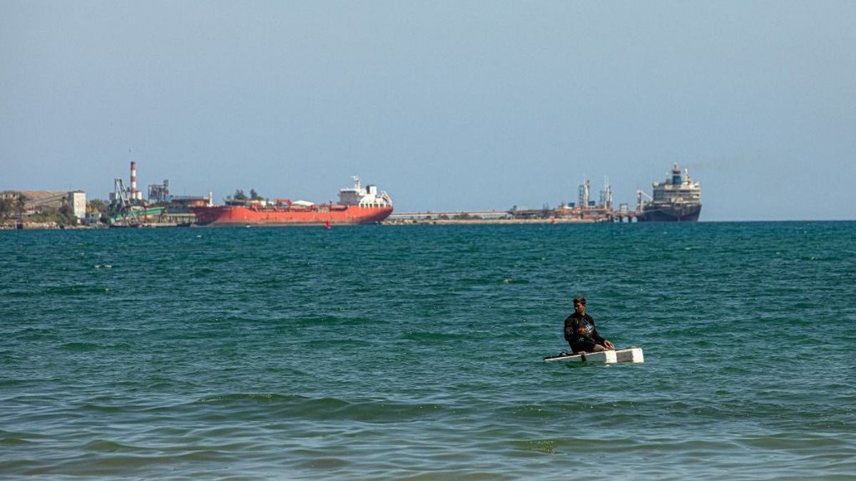Kínos: eltalálta Irán az amerikai hadsereg üzemanyagszállító tankhajóját, mindent beborított a rakétazápor – videón a Stena Imperative 