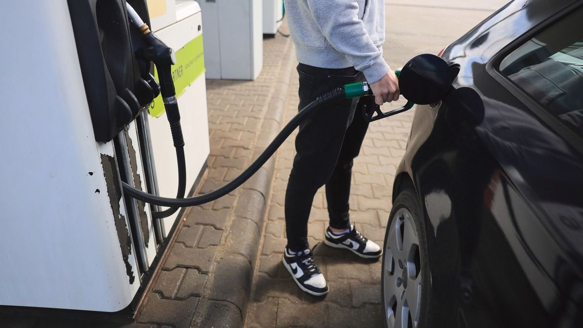 „Felháborító" – Csehországot letarolta az üzemanyag árnövekedése, a miniszterelnök segélykiáltással fordul a Molhoz 