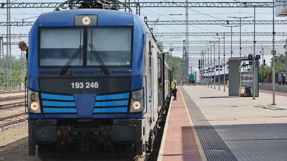 Teljesült Lázár János vállalása, öt vadonatúj Siemens Vectron állt szolgálatba a hazai vasútnál 