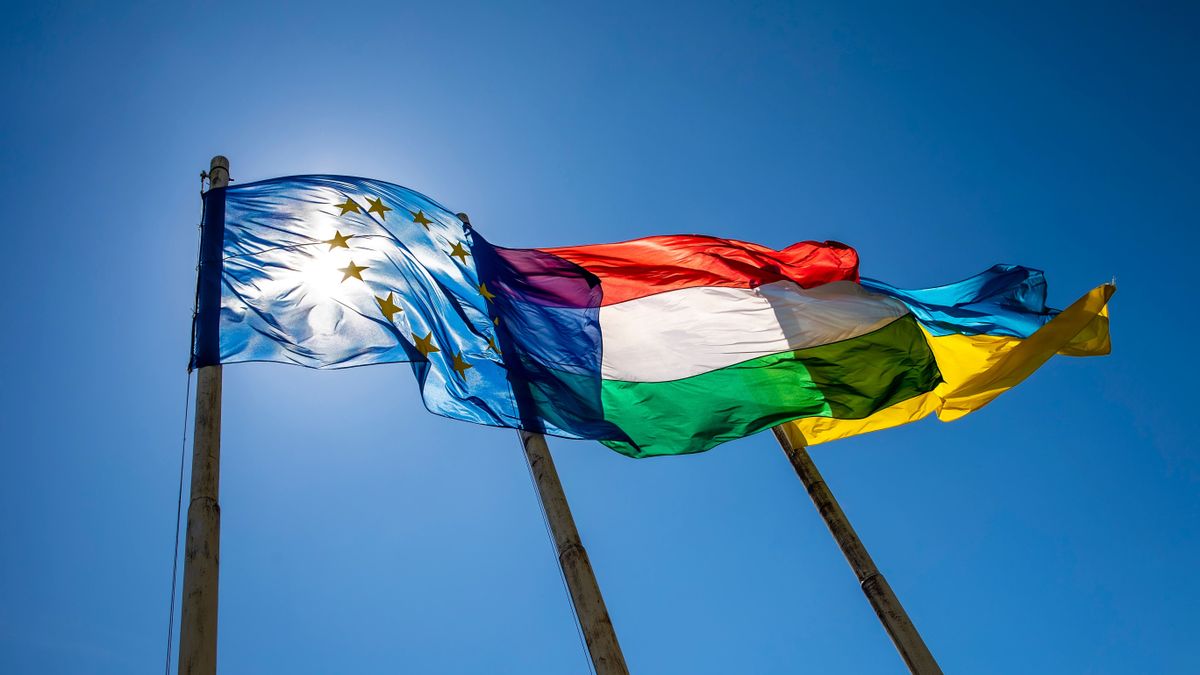 Belga miniszterelnök: a magyar ellenállás ellenére is át kell vinni a 90 milliárd eurós ukrán hitelt Flags,Of,Hungary,Ukraine,And,European,Union,Waving,On,Pole