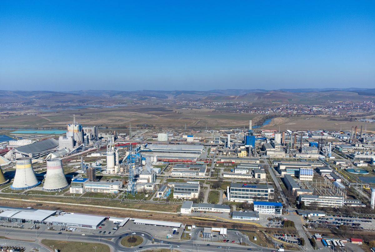 Aerial,View,Of,The,Azomures,Chemical,Plant,In,Targu,Mures Kollektív elbocsátási eljárás indul az Azomuresnél – közel 900 dolgozót érintett