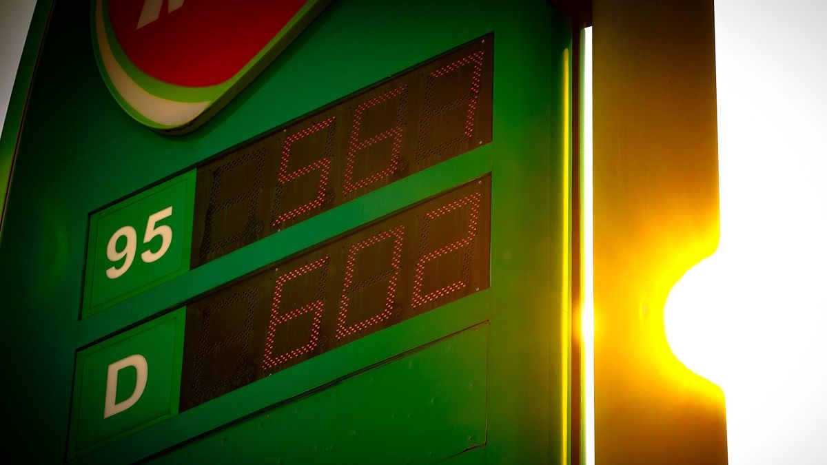 Nehéz döntés előtt áll a kormány: az olajárrobbanás komoly dilemmát okozhat a benzinárstoppal kapcsolatban 