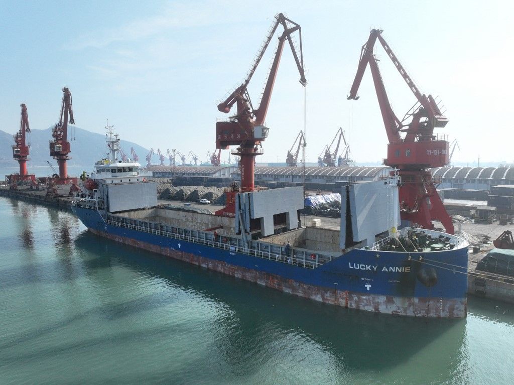 Spring Ploughing Fertilizer Transportation