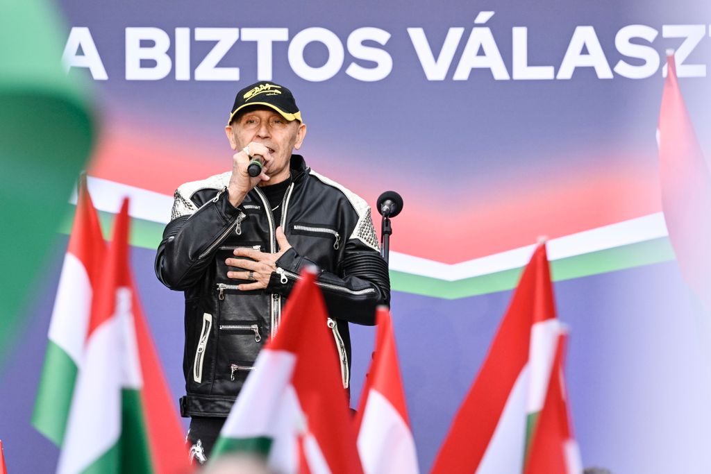 Hatalmas tömeg fogadta Orbán Viktort Békéscsabán