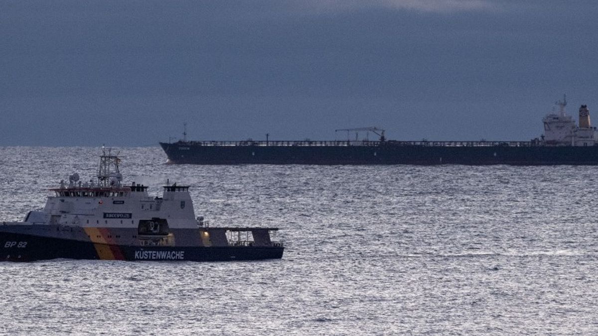 Százhúszmillió hordó orosz olaj a tengereken, napi nyolcmillió a közel-keleti termelésből esett ki 
