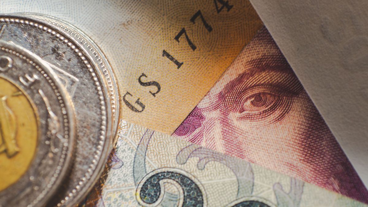 Lejtmenetben a forint, féléves mélypontról próbál feltápászkodni a kurzus – durván elszállt az olaj ára 