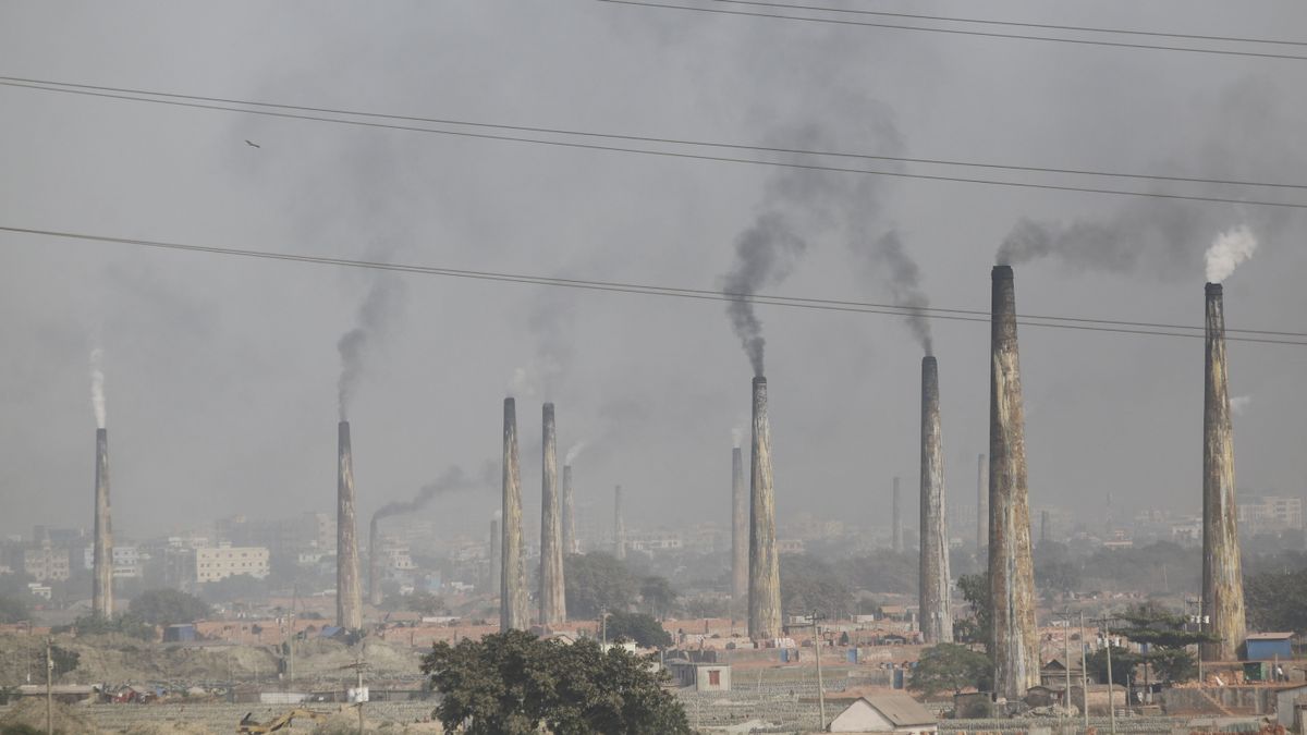 Iráni háború: máris itt az első ország, ami visszaáll a szénerőművekre, mert a Hormuzi-szoros miatt bukhatja az LNG-t – brutális áramhiány tombol a 170 milliós államban 