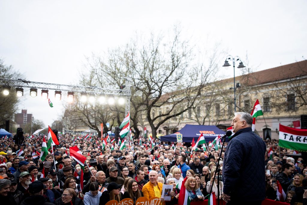 Hatalmas tömeg fogadta Orbán Viktort Békéscsabán