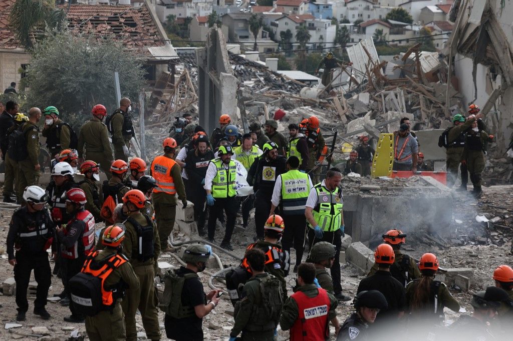 Israeli emergency service officers remove a body bag from the scene of a missile attack near Bet Shemesh, some 30 kilometres west of Jerusalem on March 1, 2026. A barrage of missiles launched from Iran killed at least six people in the central Israel city