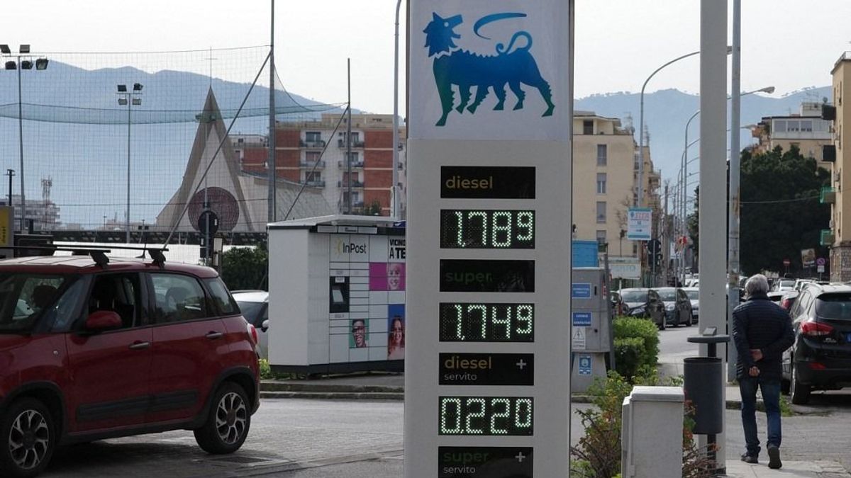 Üzemanyagárak: kihúzták a gyufát Meloninál, extra adót kaphatnak a nyakukba az olajvállalatok – beavatkozik az olasz kormány, így mérsékelhetik a drágulást 